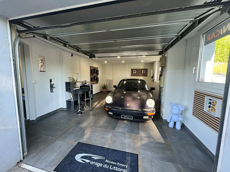L'accueil vu depuis la grande porte, avec la Porsche 911 exposée