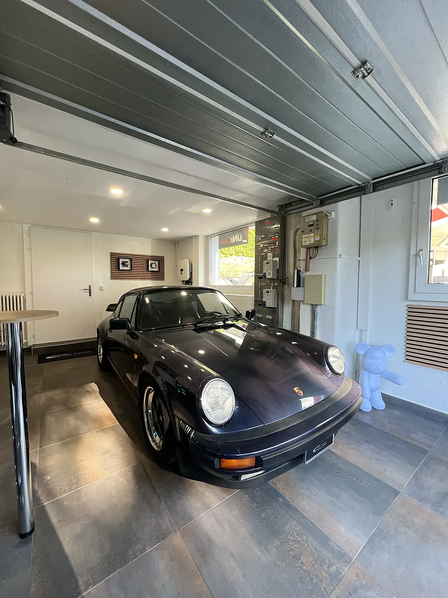 La Porsche 911 exposée, vue de trois quarts